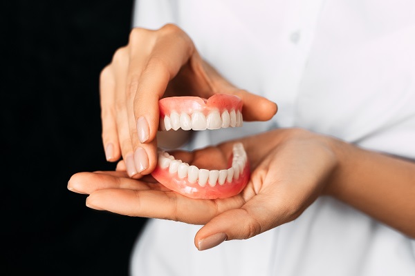 Tips For Adjusting To New Dentures